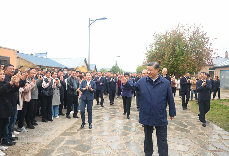 9月6日至8日，中共中央總書記、國家主席、中央軍委主席習(xí)近平在黑龍江考察。這是6日下午，習(xí)近平在大興安嶺地區(qū)漠河市北極村考察時，向當?shù)厝罕姄]手致意。