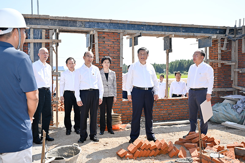 9月6日至8日，中共中央總書記、國家主席、中央軍委主席習(xí)近平在黑龍江考察。這是7日上午，習(xí)近平在遭受洪澇災(zāi)害的哈爾濱尚志市老街基鄉(xiāng)龍王廟村，察看水毀房屋重建情況。